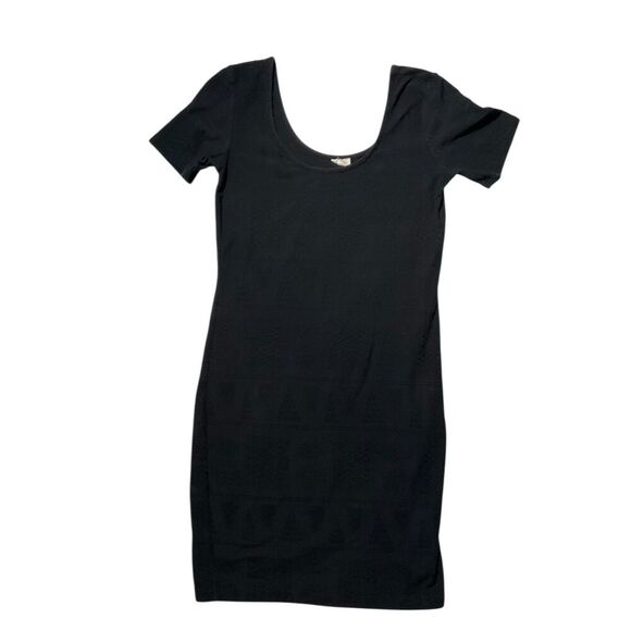 Garage Dresses & Skirts - Garage black textured knit mini dress M short sleeve